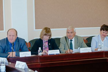 Оклады специалистов по опеке и попечительству несовершеннолетних вырастут с 1 октября